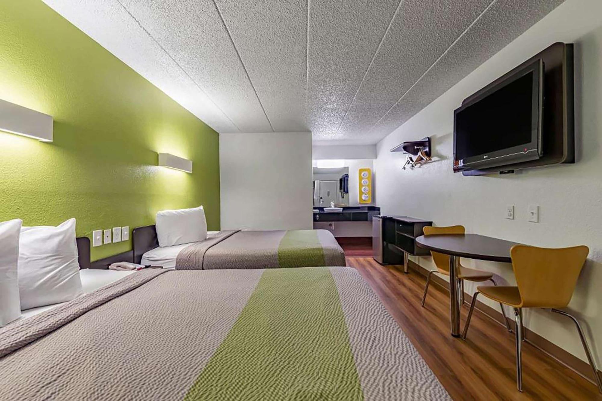 Days Inn By Wyndham Cincinnati I-71 Silverton Buitenkant foto