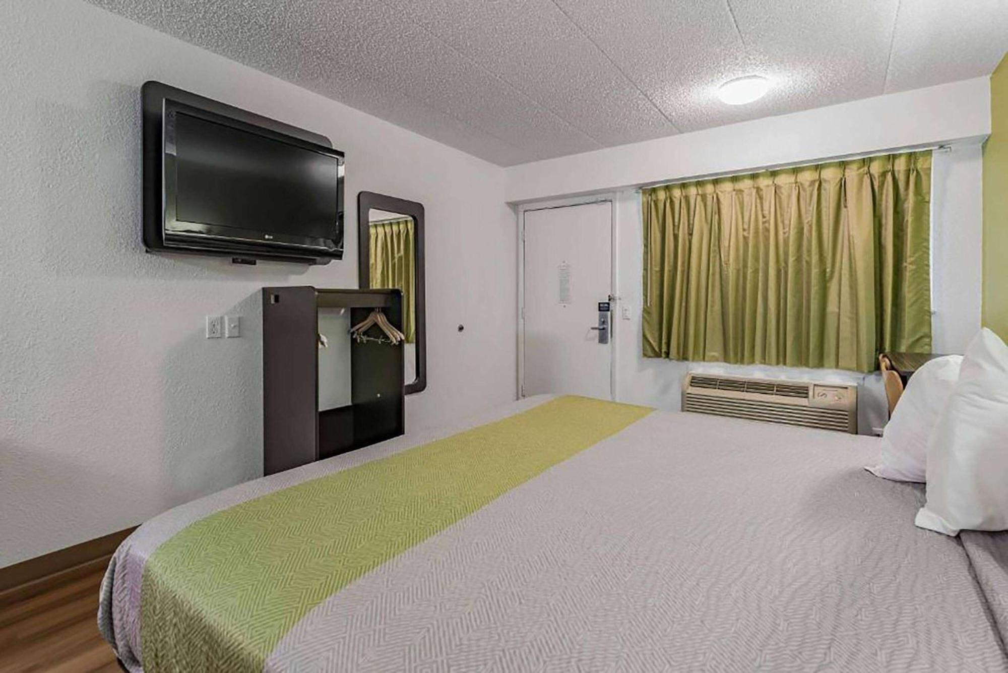 Days Inn By Wyndham Cincinnati I-71 Silverton Buitenkant foto