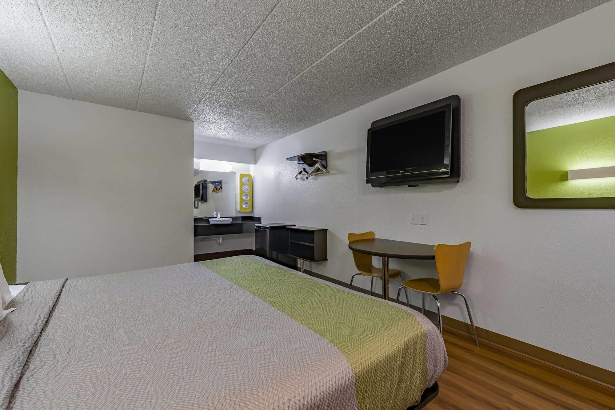 Days Inn By Wyndham Cincinnati I-71 Silverton Buitenkant foto