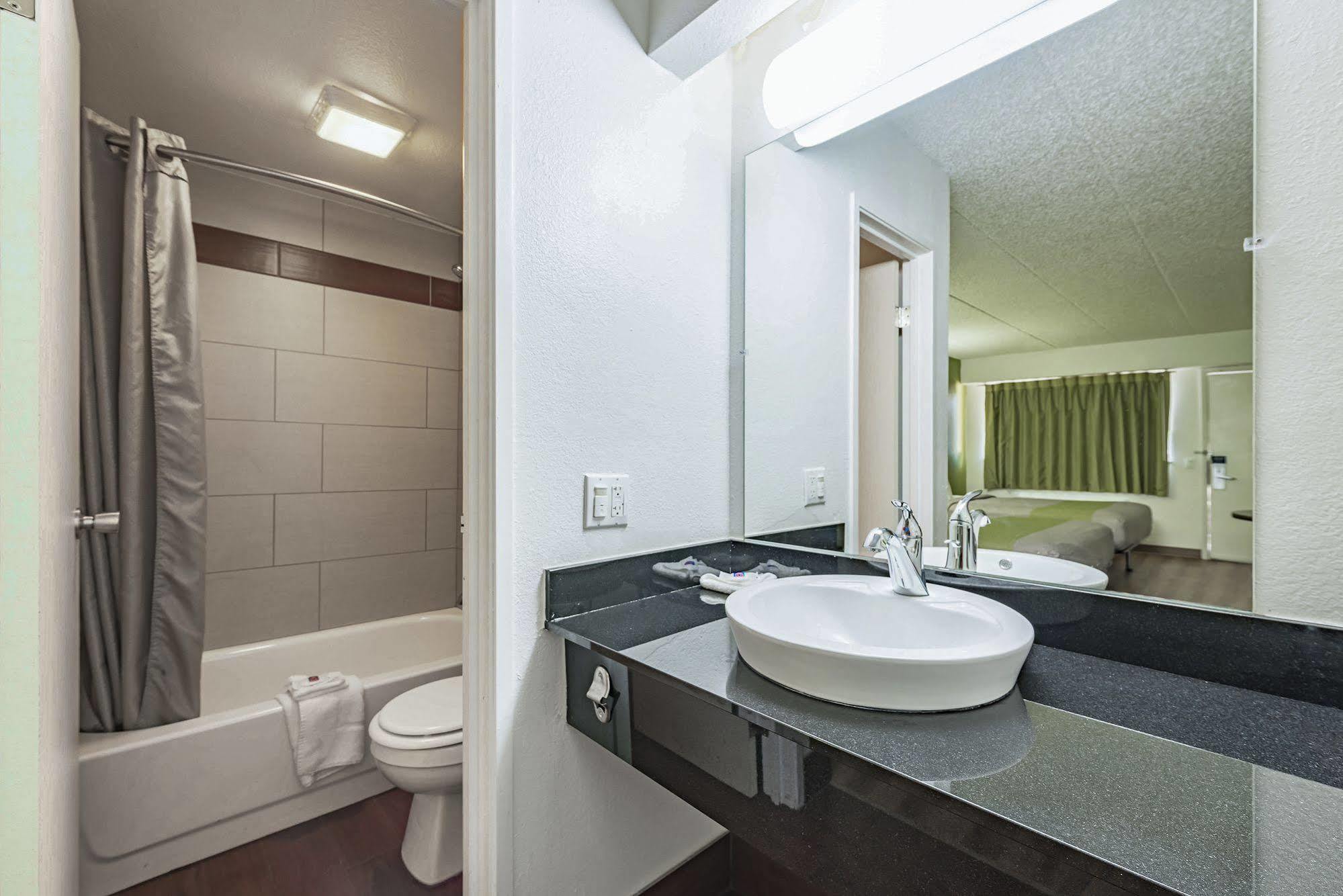 Days Inn By Wyndham Cincinnati I-71 Silverton Buitenkant foto