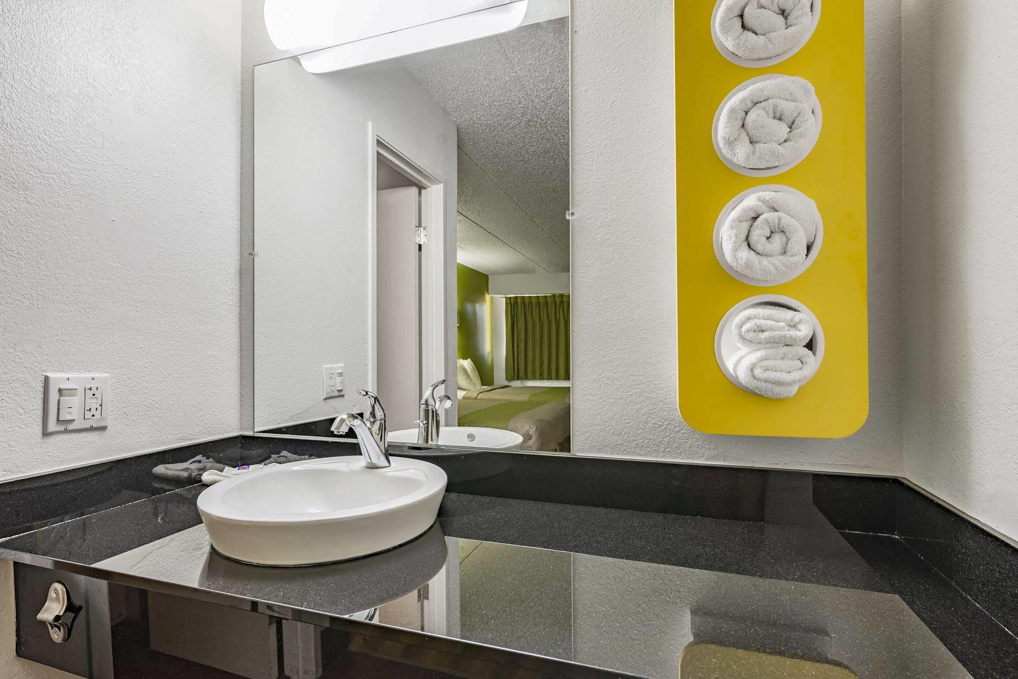 Days Inn By Wyndham Cincinnati I-71 Silverton Buitenkant foto