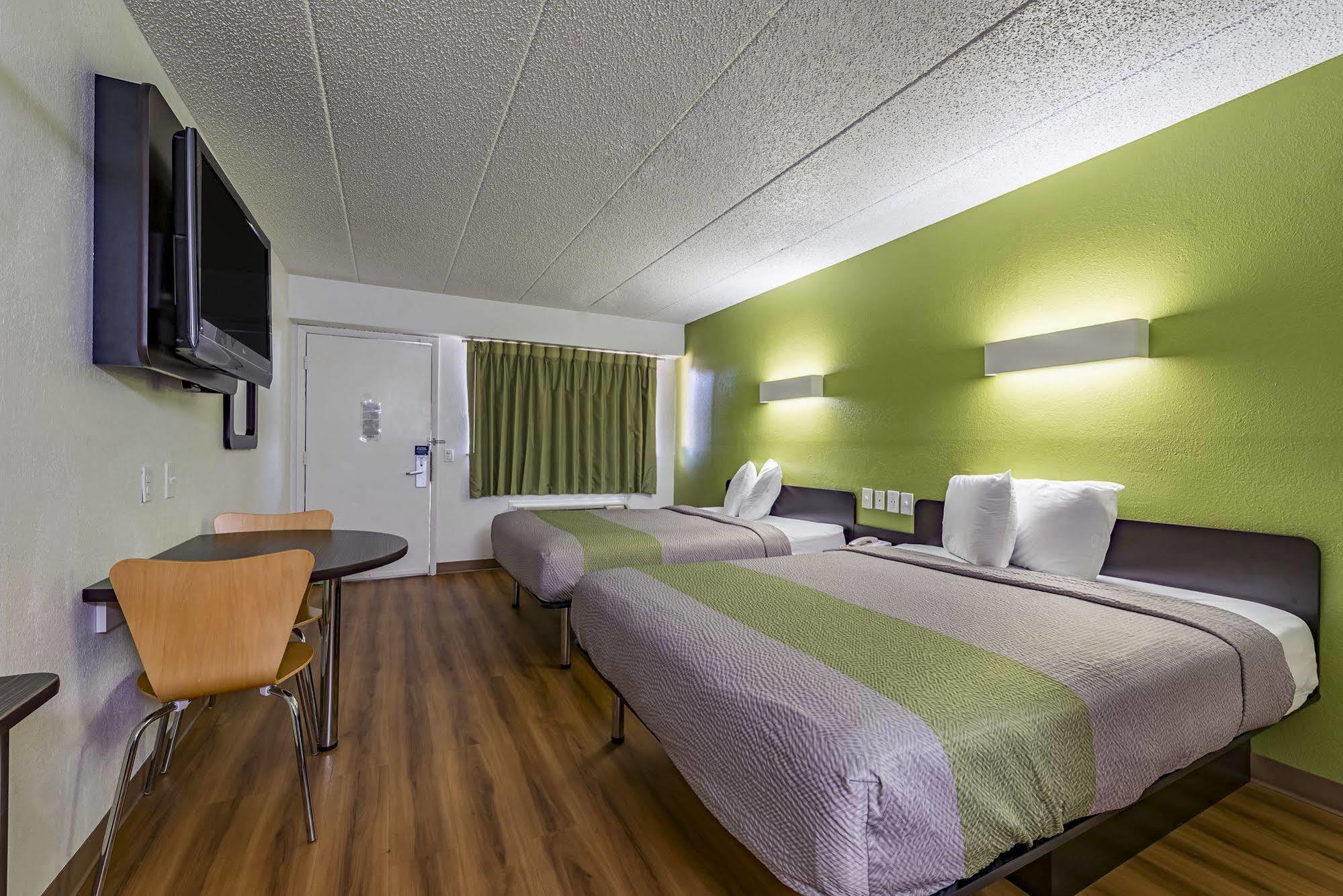 Days Inn By Wyndham Cincinnati I-71 Silverton Buitenkant foto